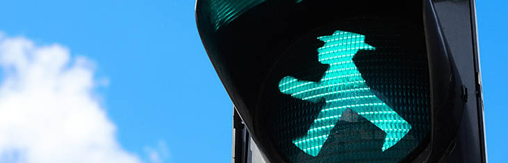 Grüne Ampel, blauer Himmel